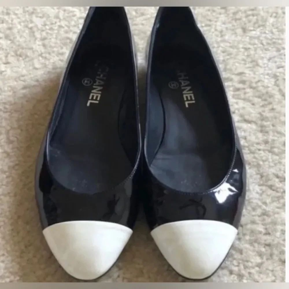 AUTHENTIC! *CHANEL* Sz 40 (8.5-9) Classic Black White Toe Patent Ballet Flats